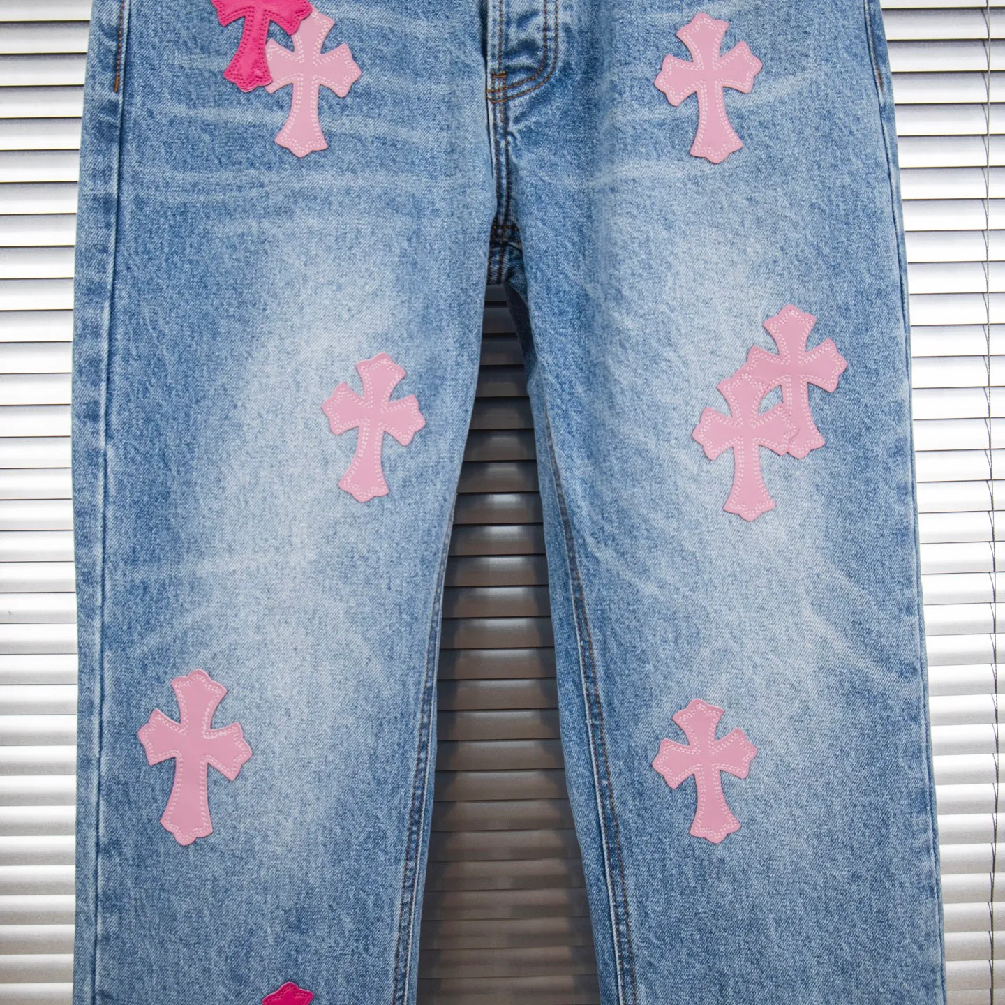 P260 (Higher version, evergreen version) Chrome Hearts 25FW CH blue trousers pink leather cross bamboo jeans. They adopt patchwork elements, mostly in the shape of a cross, with glitter on the leather surface. Unique design, simple and elegant details, exquisite workmanship, neat lines of the entire trousers, and perfect details! It’s also so cool that both men and women can easily control it. It’s a gender-neutral trendy up version. Style number: 1728 Color: blue pants and pink leather Size: 28 30 32 34 36